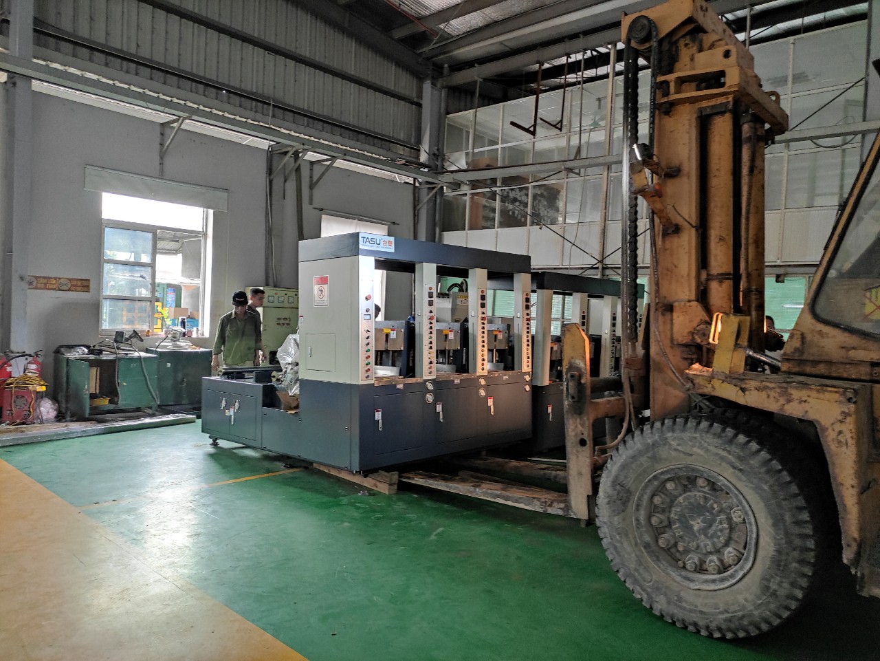 Rút lắp đặt máy ép đế giầy trong KCN Tân Niên Vĩnh Bảo Hải Phòng
